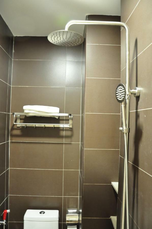 Frazel Inn Hotel Parit Buntar Eksteriør bilde