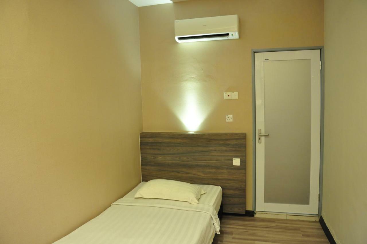 Frazel Inn Hotel Parit Buntar Eksteriør bilde