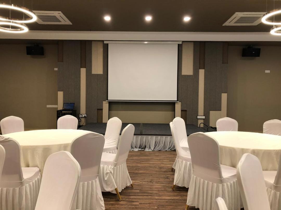 Frazel Inn Hotel Parit Buntar Eksteriør bilde