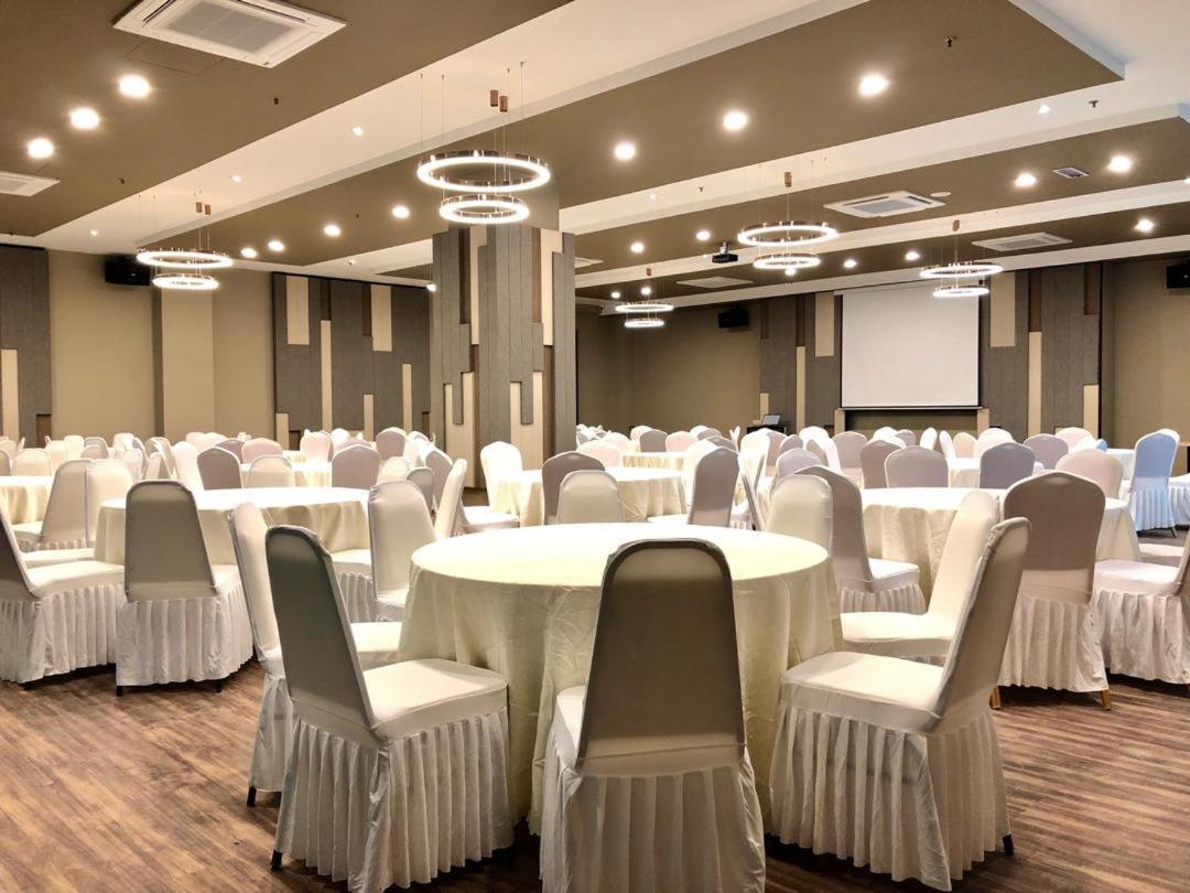 Frazel Inn Hotel Parit Buntar Eksteriør bilde